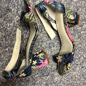 1901 Ellery Sandals Floral size 6.5